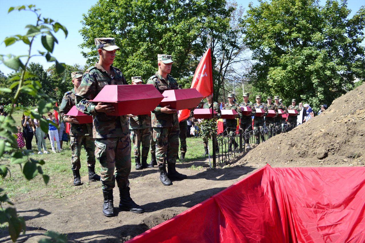 В Плоп-Штюбей перезахоронили останки 16 советских солдат.