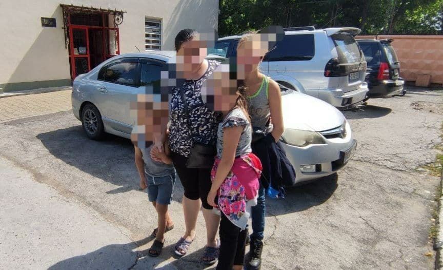 Полицейские вернули матери дочерей, потерявшихся на центральном рынке.