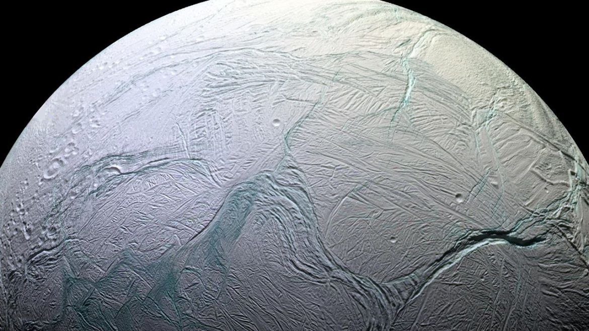 Enceladus, luna lui Saturn, are tot ce-i trebuie ca să găzduiască viață.