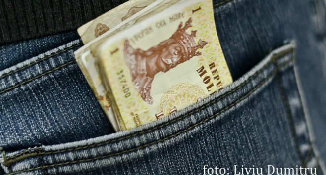 În același timp, euro s-a scumpit cu aproape 2% față de leu, de la 17,52 de lei la 17,83 de lei.