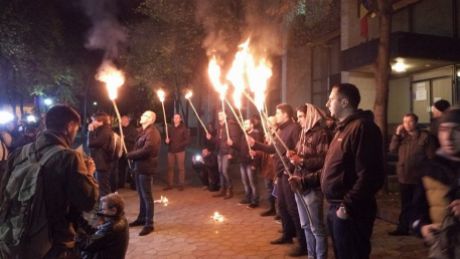 Активисты организации прошли с поднятыми горящими факелами.