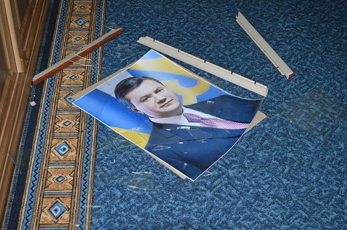 Глава пресс-службы АП Андрей Лысенко также подтвердил, что в администрации президента сняты портреты Януковича.