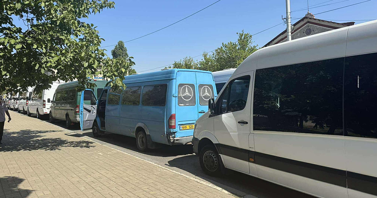 Transportatorii au ieșit din nou la protest: Au parcat microbuzele în fața sediului ANTA.