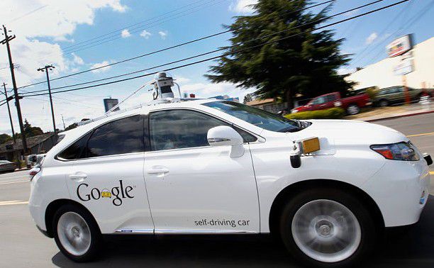 Oficialii Google au subliniat că, într-un acest prim accident care a implicat și rănirea ușoară a unui om, nu este de vină tehnologia ci un alt participant la trafic.