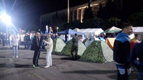 În rucsacurile lor, manifestanţii au descoperit conserve despre care afirmă că au fost furate de la ei.