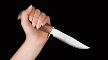 У предполагаемой убийцы с детства отсутствует кисть правой руки, удар ножом был совершен левой рукой. 