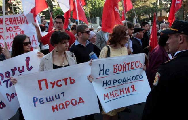 Требование коммунистов о проведении досрочных выборов — это следствие. Сначала коммунисты требуют демонтажа власти, «бархатной революции», затем досрочных выборов...
