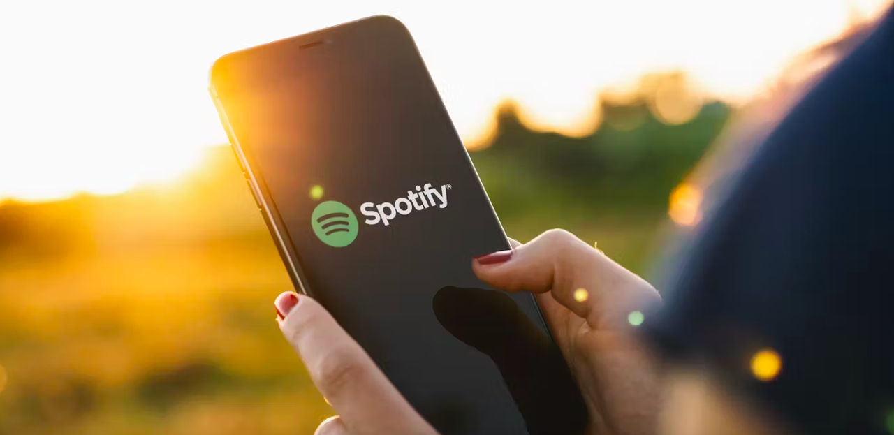 Spotify acuză Apple că a schimbat tehnologia de control al volumului.