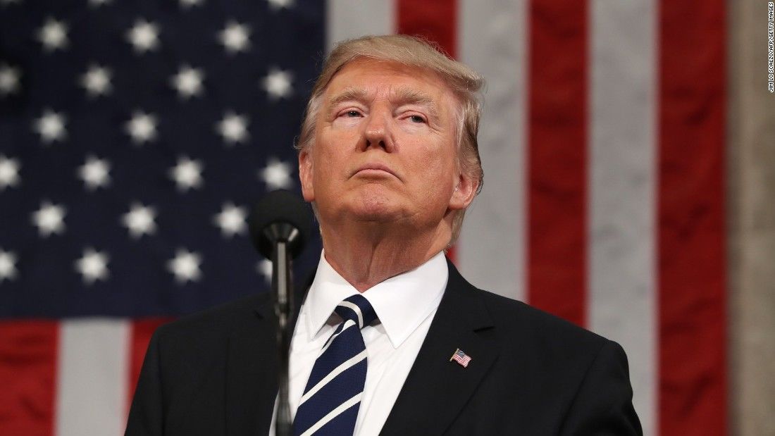 Правозащитники планируют подать в суд из-за иммиграционного указа Трампа. 