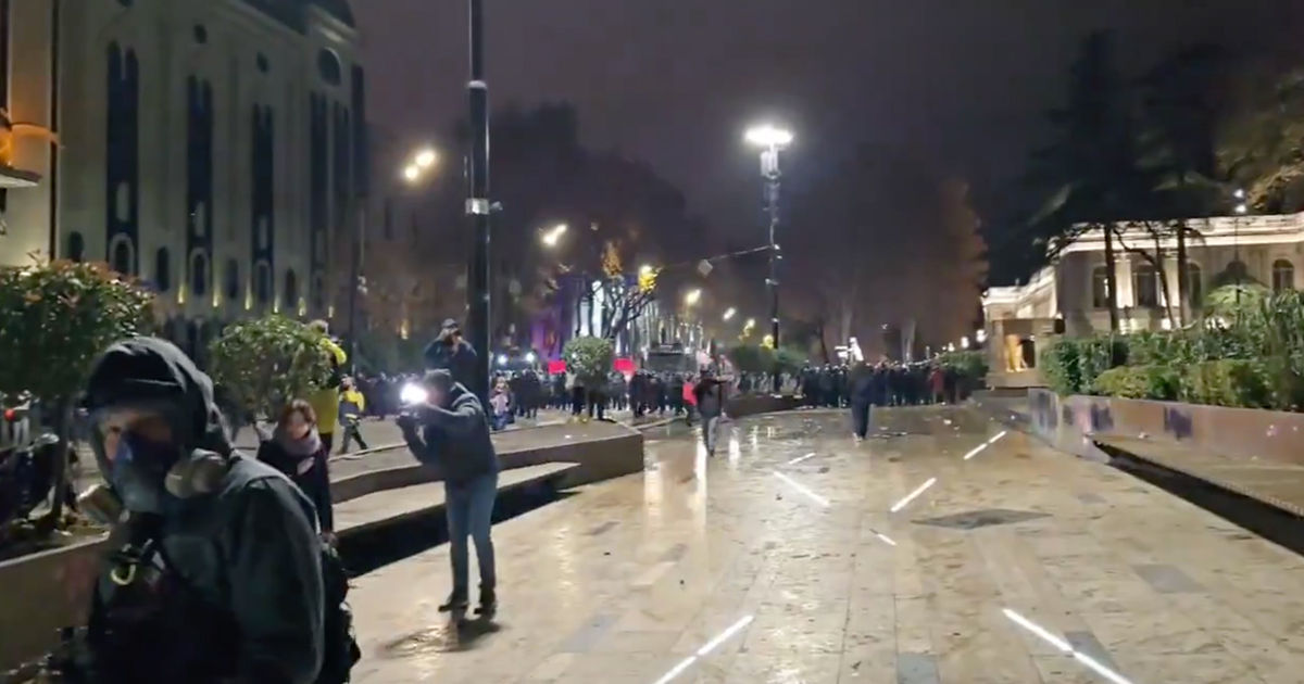 La Tbilisi, forțele speciale au împrăștiat protestatarii împotriva suspendării negocierilor de aderare la UE.