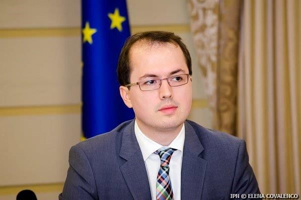 Eurodeputat: Banii europeni sunt pentru oameni și nu pentru politicieni. Foto: ipn.md