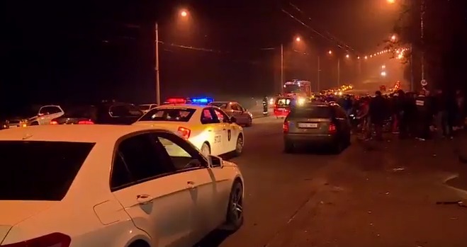 La un pas de tragedie. A intrat cu mașina într-un gard metalic