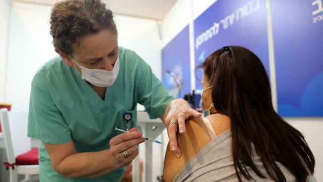 В Израиле от COVID-19 вакцинировали более половины взрослого населения.