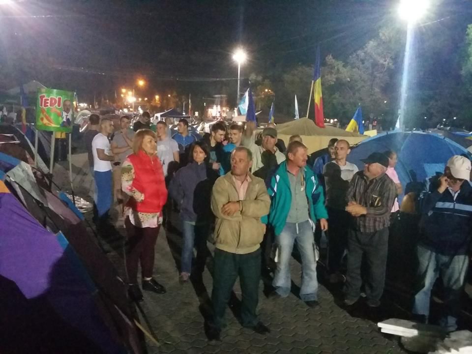 Протестующие говорят, что не сдадутся до тех пор, пока не получат достойного ответа на свои выдвинутые требования.