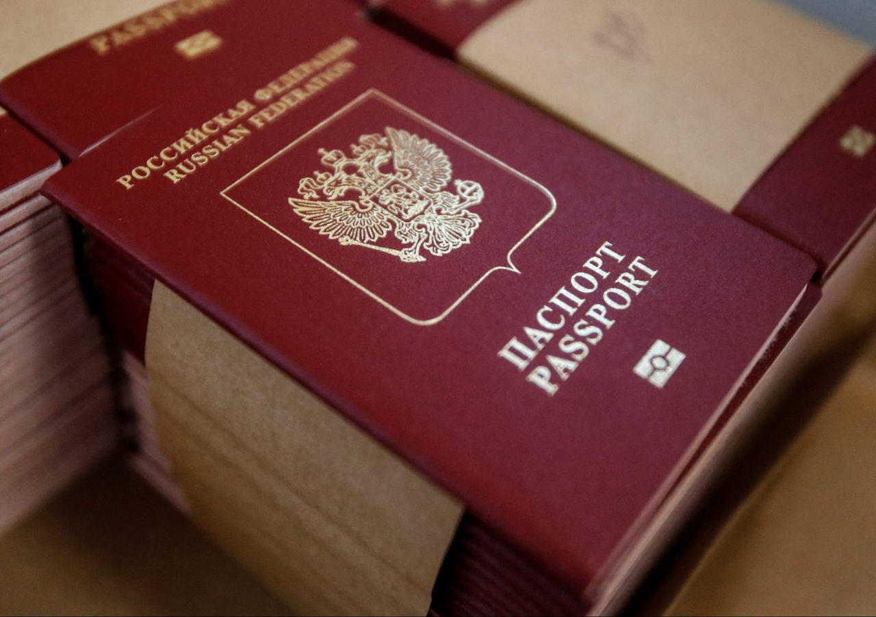 FT: У российских чиновников и глав госкомпаний изымают загранпаспорта.