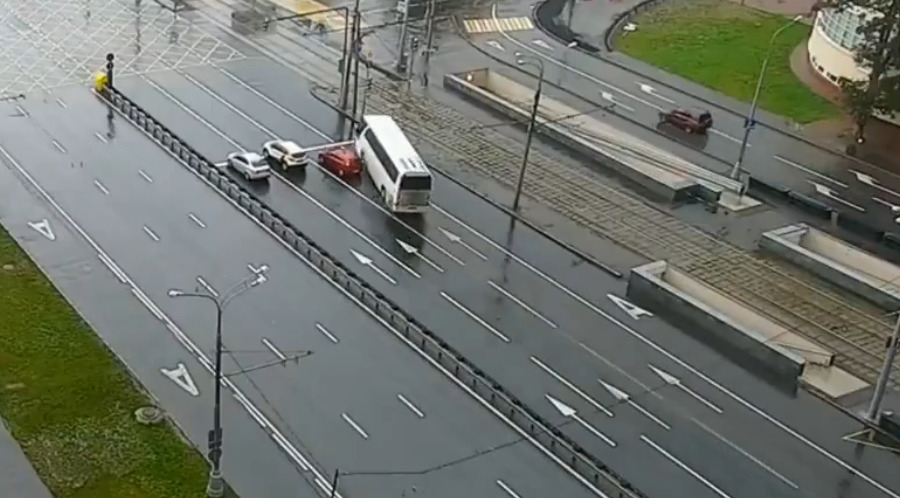 Автобусом, который врезался в столб в Москве, управлял гражданин Молдовы.