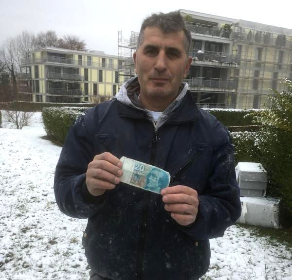 Și-a găsit după 10 ani portofelul pierdut. Ce a văzut în interior