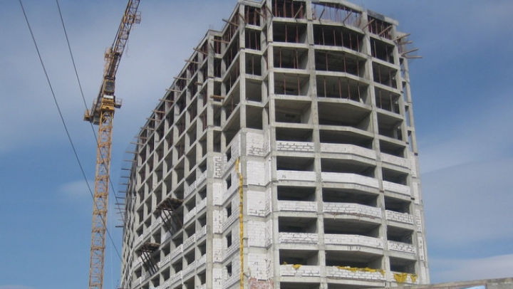 Administratorul companiei de construcţii a venit la discuţii cu oamenii indignaţi. În momentul când i-am cerut explicaţii, bărbatul a luat-o la fugă.