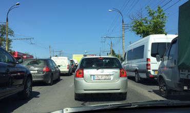 Ambuteiaje la o intersectie din capitala dupa ce un Renault s-a ciocnit cu un camion.