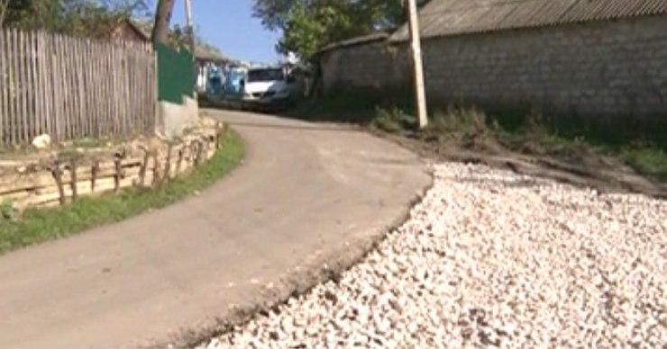 Жители Захорен пожаловались на примара, отремонтировавшего дорогу к своему дому.