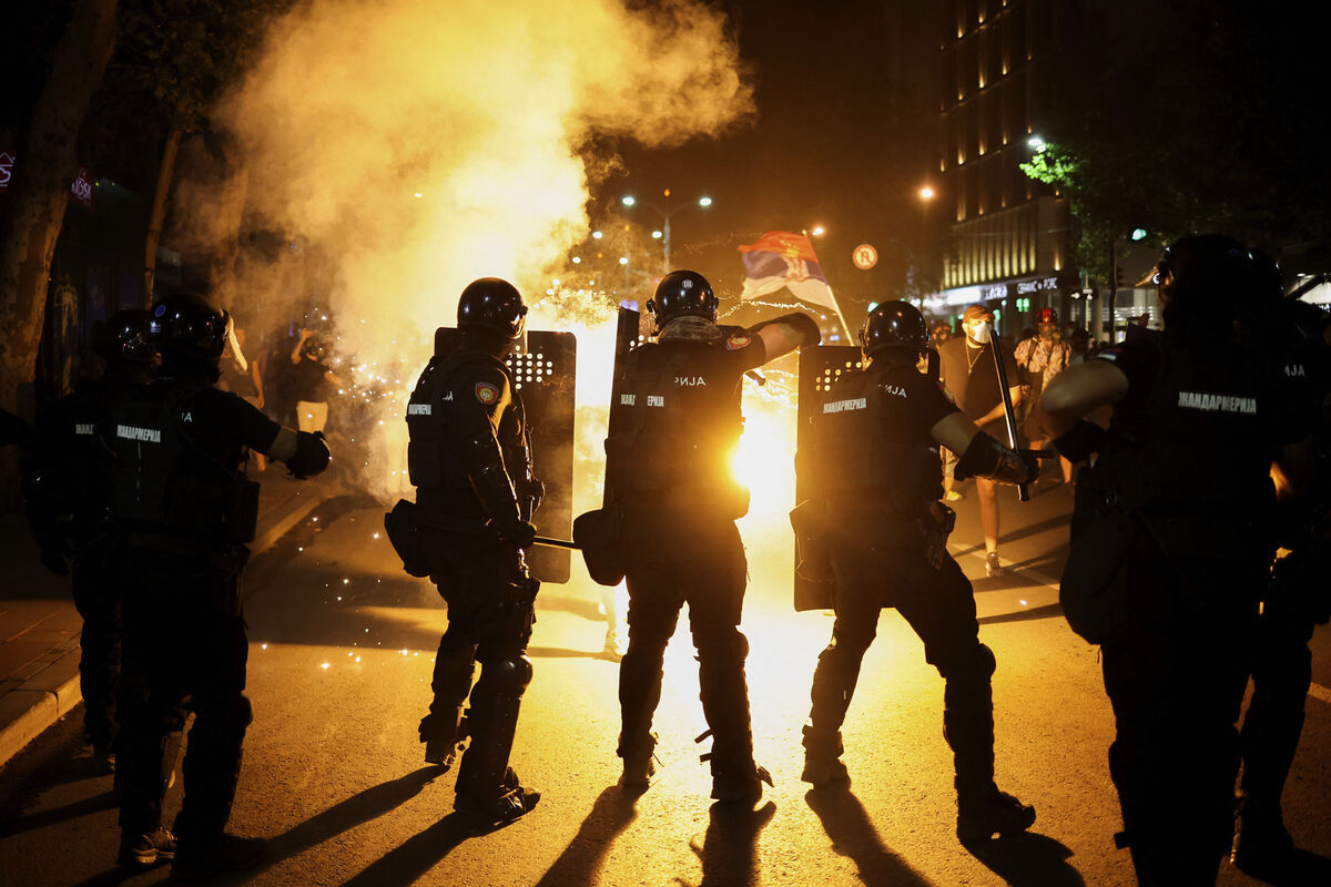 Protestatarii atacă poliția la Belgrad.