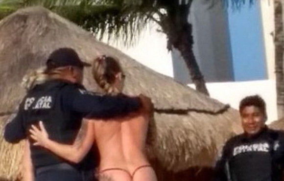 Pățania polițiștilor ce s-au pozat cu câteva gagici sexy pe plajă. Foto: Click