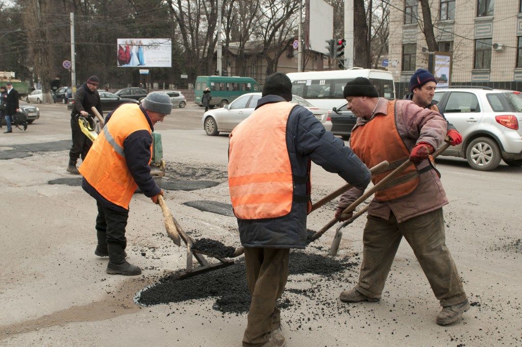 Construcţia unui km de drum naţional în România este estimată la 930.000 de euro.