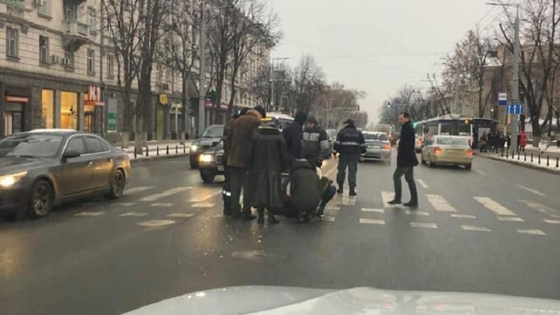 В центре столицы на пешеходном переходе сбили женщину.