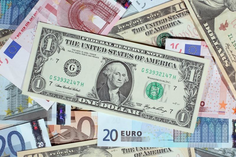 Euro a urcat miercuri la cel mai ridicat nivel din ultimul an faţă de dolar.