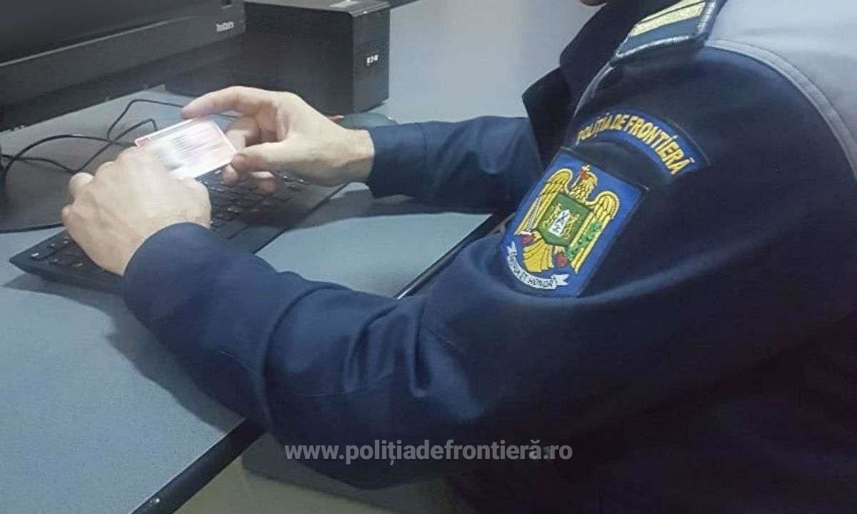 Проверка документа выявила то, что документ является поддельным и содержит несколько элементов, не соответствующих подлинному.