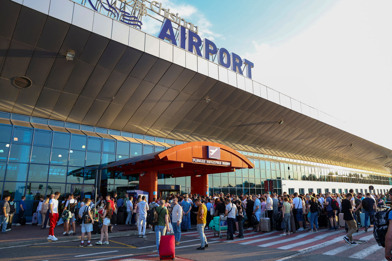 С 1 мая запрещен доступ в аэропорт тем, у кого нет билета на самолет.