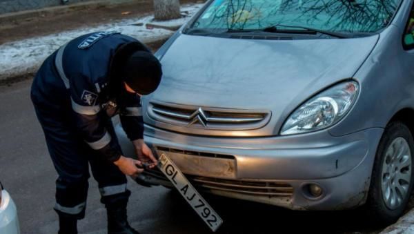 Вступил в силу запрет на снятие номерных знаков полицией.