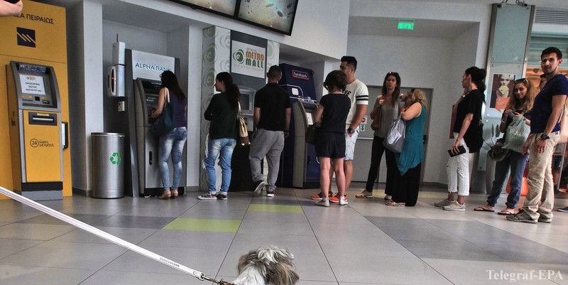 В очередь перед банкоматами выстроились не только греческие депутаты, но и граждане страны.