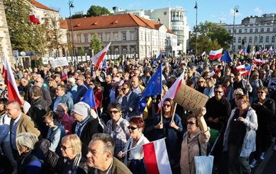 Десятки тысяч человек вышли в субботу на улицы Варшавы на акцию протеста против политики польского правительства.