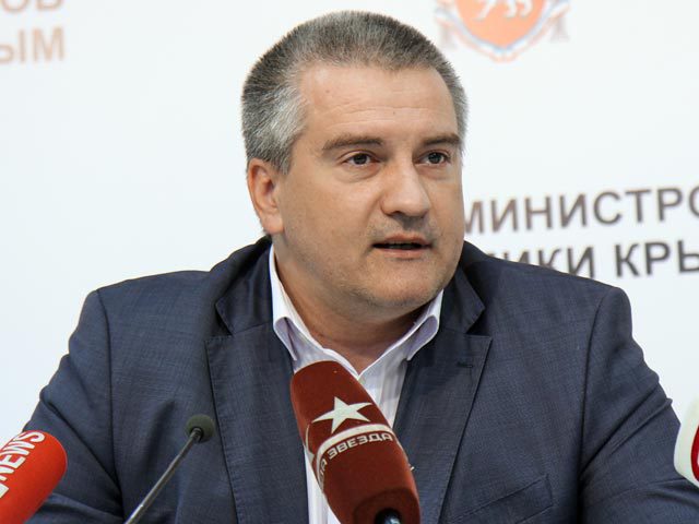 Аксенов отметил, что события на Майдане и бездарность тех, кто руководил этим процессом, помогли крымчанам использовать свой исторический шанс и воссоединиться с Россией.