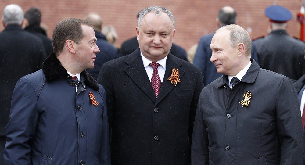 Cum a fost felicitat Dodon de ziua sa de către oficialii ruşi. Foto: Телеграф