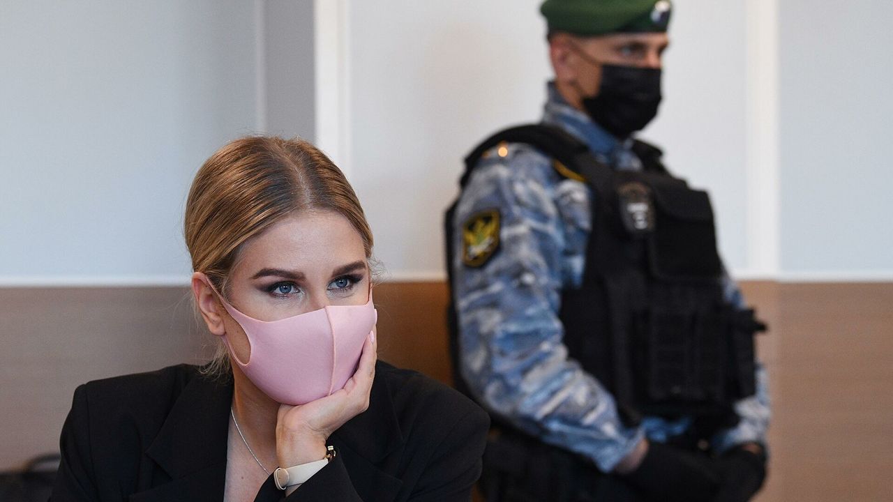Суд изменил меру пресечения Соболь и Олегу Навальному.