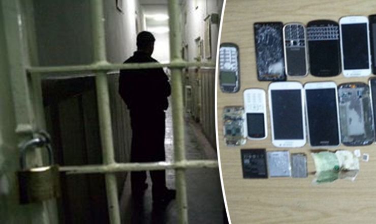Было найдено 16 мобильных телефонов и три аксессуара для них, три SIM-карты и один пакетик с веществом растительного происхождения.