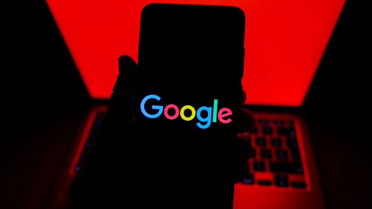 Un fost inginer Google, găsit vinovat de furtul tehnologiilor de inteligență artificială pentru China.