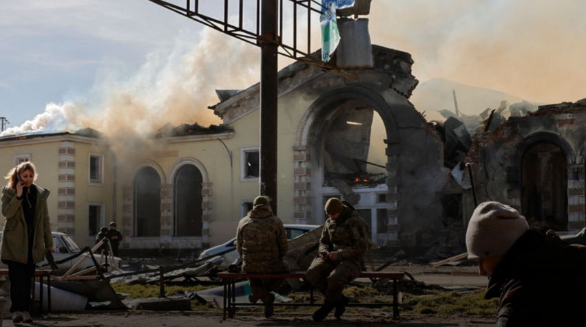 ВСУ: В городе Константиновка от ракетного удара разрушено здание вокзала.