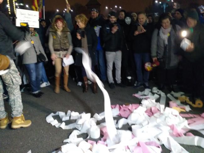 România: Protest cu hârtie igienică. 10 manifestanți, arestați