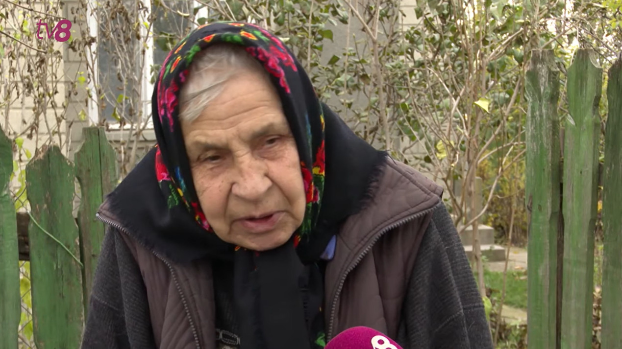 Учительница с 40-летним стажем живет одна на мизерную пенсию.