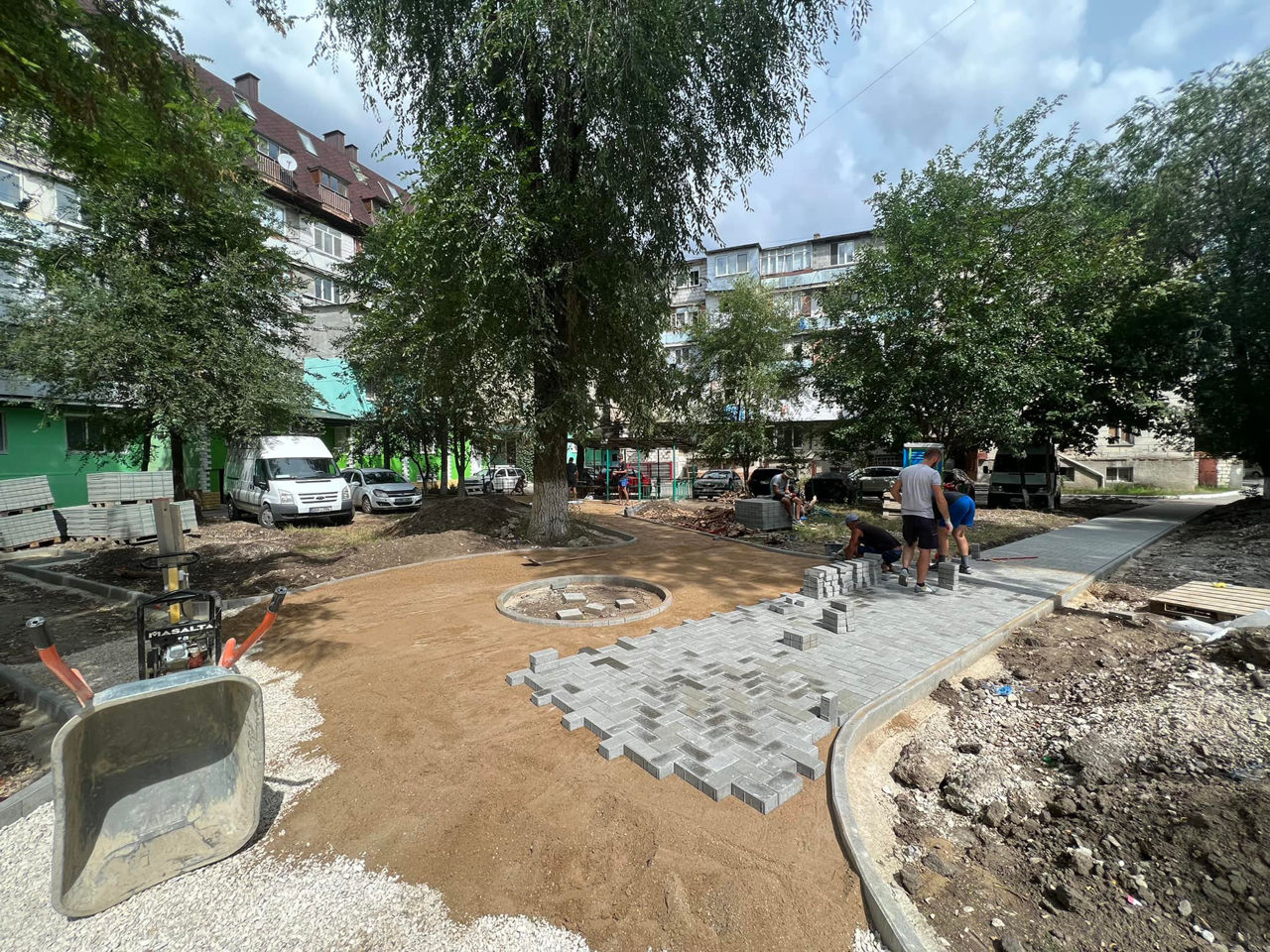 Продолжаются работы по благоустройству двора на Ботанике.