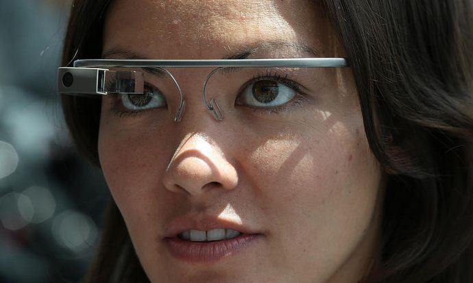 Google Glass сочетает в себе функции смартфона и компьютера одновременно.
