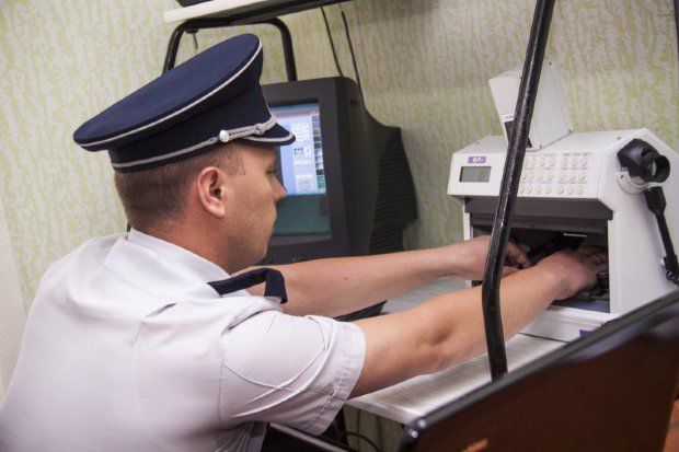 Un permis de conducere falsificat, ridicat de polițiștii de frontieră. Foto: border.gov.md