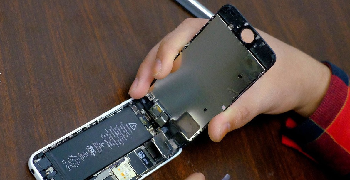 Apple уклоняется от гарантированной замены аккумулятора в замедленных iPhone.