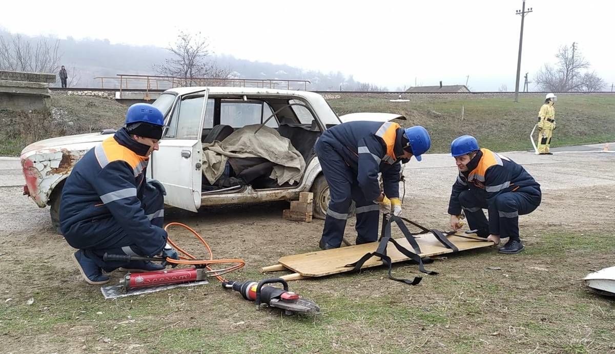 В Рыбнице и Григориополе тренировались ликвидировать последствия ДТП при гололёде.