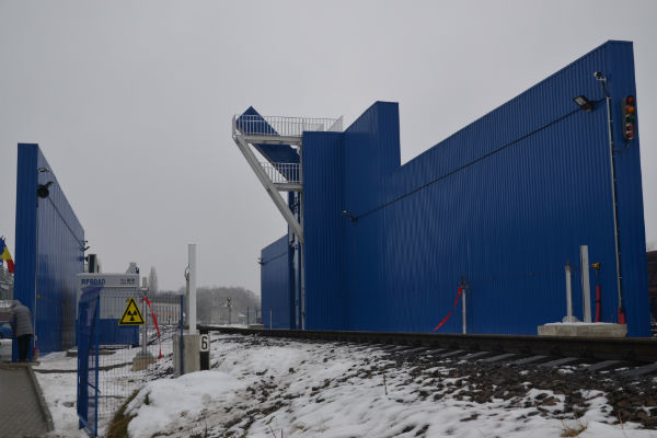 Речь идет о системе Nuctech TMRF 6010, предназначенной для проверки товаров, перевозимых железнодорожным транспортом. 