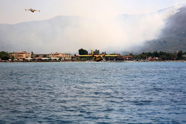 Stare de urgenţă pe insula greacă Zakynthos, în plin sezon turistic, din cauza incendiilor de vegetaţie. 