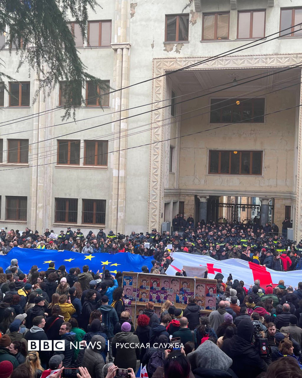 В Тбилиси протестуют против закона об иноагентах.